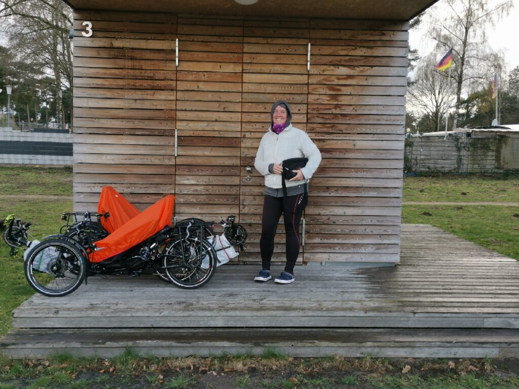 Marion vor der Radlerhütte bei den Haddorfer Seen.