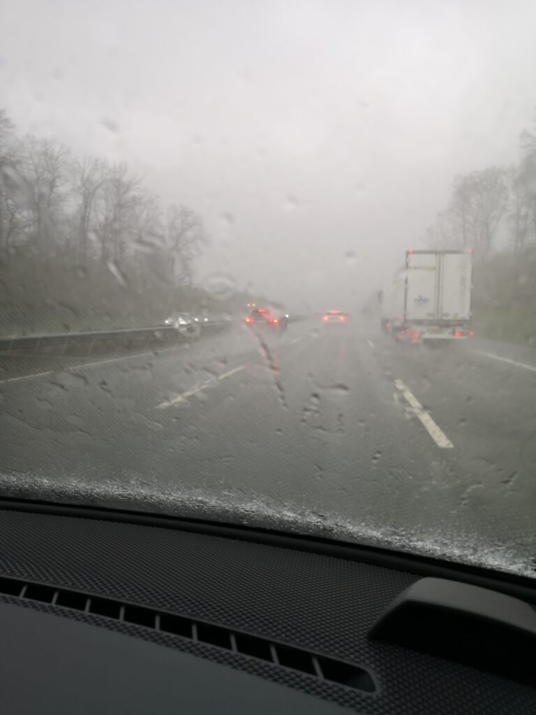 Strömender Regen aus dem Transporter fotografiert