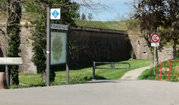 Stadtmauer Neuf-Brisach mit Info-Schild