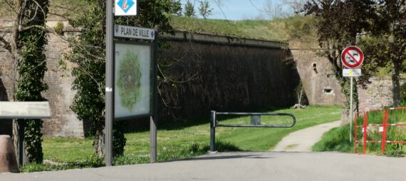 Stadtmauer Neuf-Brisach mit Info-Schild